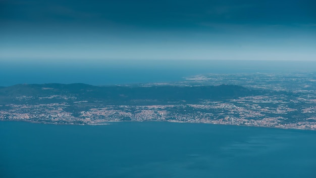 Foto uma vista aérea da costa da riviera portuguesa até cascais