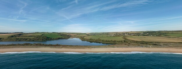 Uma vista aérea da magnífica praia de Slapton Sands, em Devon, no Reino Unido