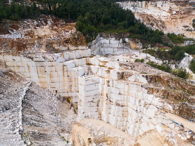 Uma vista aérea da pedreira da Ilha Thassos mostra a beleza de tirar o fôlego da extração de mármore branco, uma indústria que moldou o patrimônio cultural da Grécia