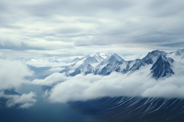 Uma vista aérea de tirar o fôlego das majestosas cadeias de montanhas