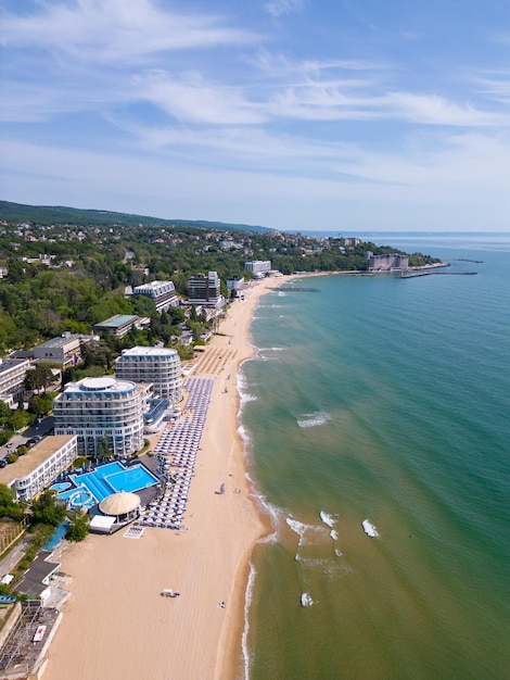 Uma vista aérea deslumbrante de um complexo residencial exclusivo situado à beira-mar, com comodidades luxuosas e panoramas deslumbrantes à beira-mar