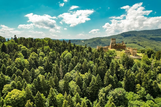 Uma vista aérea do castelo medieval Zborov Eslováquia