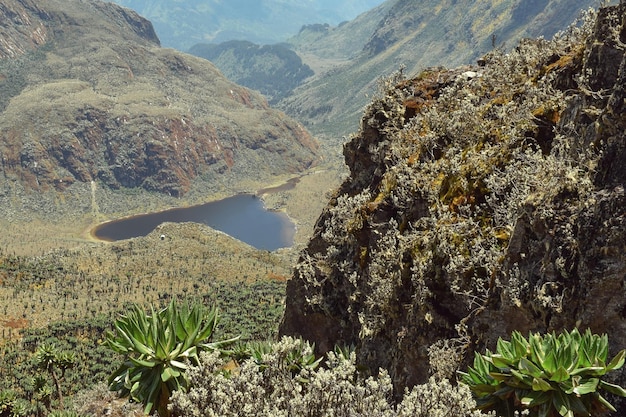 Uma vista aérea do lago bujuku rwenzori montanhas parque nacional distrito de kasese uganda