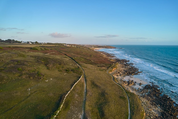 Uma vista aérea do litoral e de um mar ondulado na França