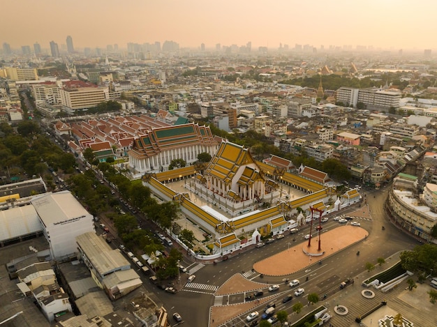 Uma vista aérea do red giant swing e suthat thepwararam temple na cena do pôr do sol a atração turística mais famosa em bangkok tailândia