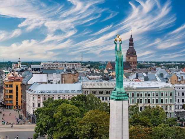 Uma vista aérea incrível da Estátua da Liberdade Milda em Riga