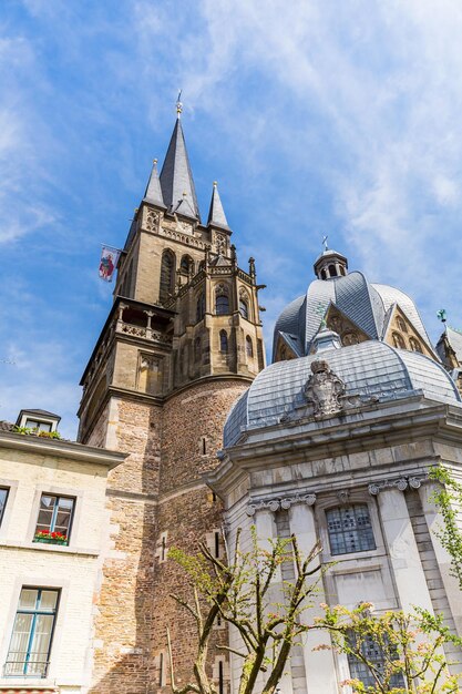 Uma vista da Catedral de Aachen no verão na Alemanha. Tirado para fora com uma marca 5D III.