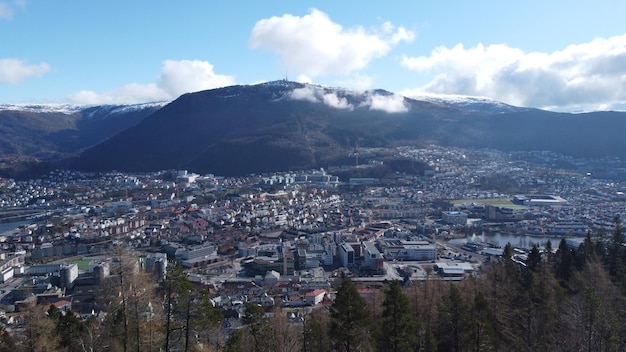 Uma vista da cidade de Bergen da colina