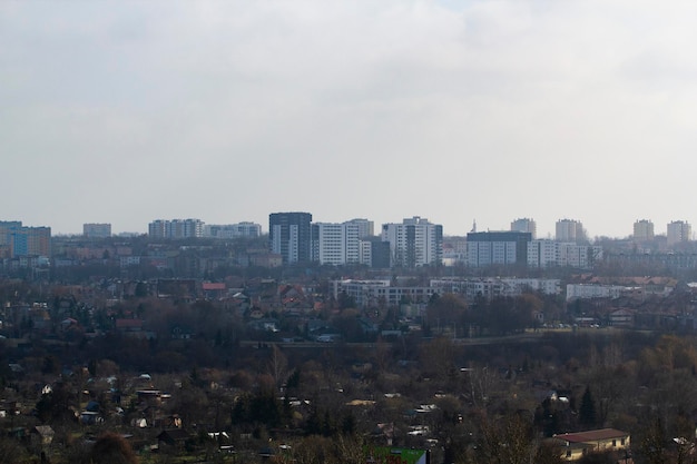 Uma vista da cidade de lublin do topo da colina