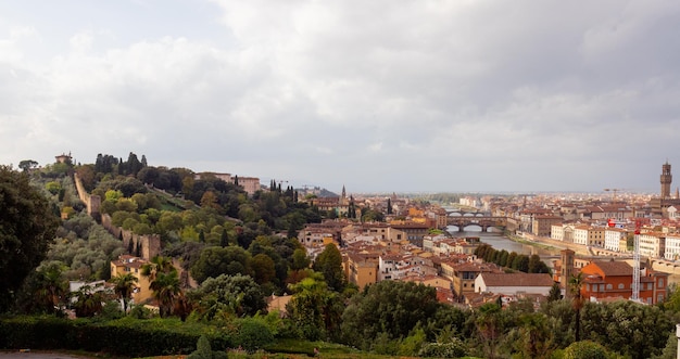 Uma vista da cidade de verona da colina