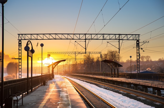 Uma vista da estação ferroviária antes do pôr do sol