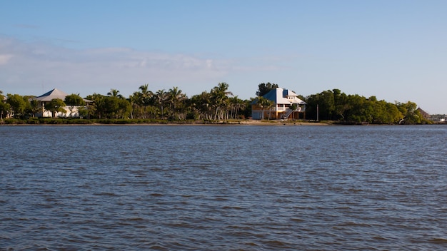 Uma vista da Ilha Chokoloskee da água.