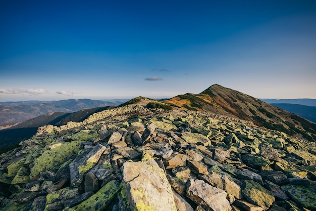 Uma vista da montanha rochosa