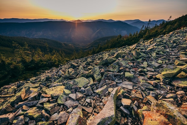 Uma vista da montanha rochosa