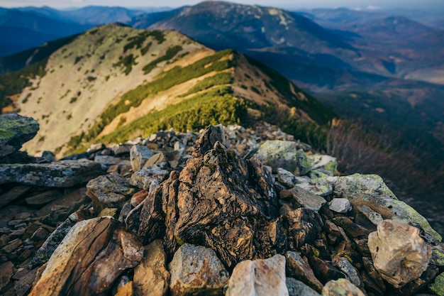 Uma vista da montanha rochosa