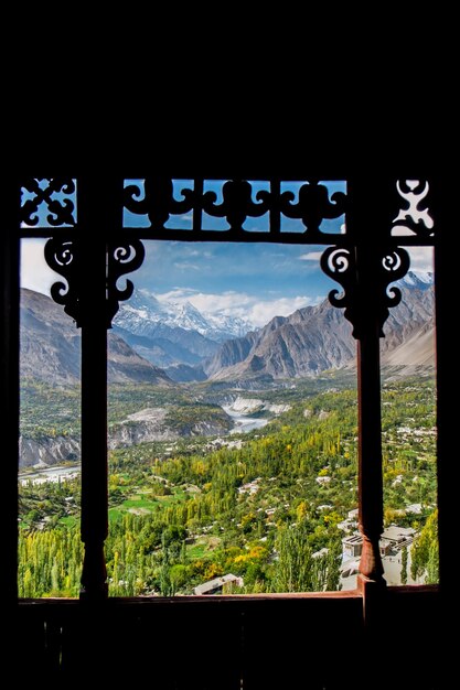 Foto uma vista da paisagem do vale de nagar hunza e do rio hunza com a montanha rakaposhi em karakoram, vista da varanda do balcão do forte de baltit, karimabad, gilgit baltistan, paquistão