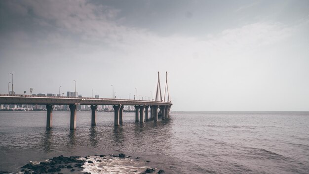 Foto uma vista da ponte bandra worli sea link em mumbai
