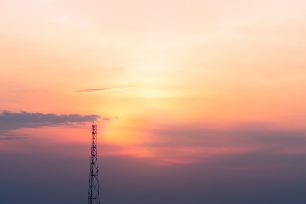 Uma vista da torre de sinalização ao pôr do sol em tons de rosa laranja vibrantes e cores violetas.