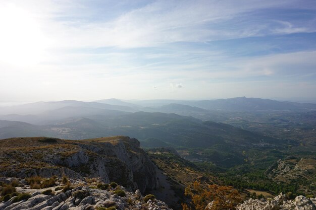 Uma vista das montanhas do topo da montanha