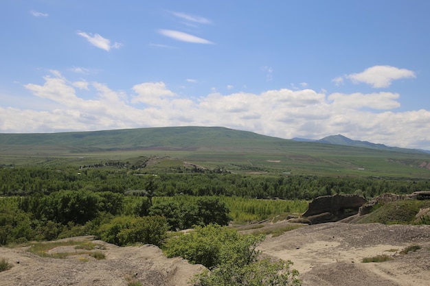 Uma vista das montanhas do topo de uma colina.