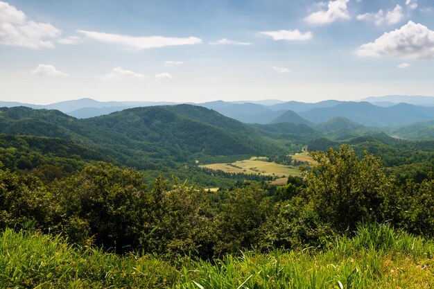 uma vista das montanhas do topo