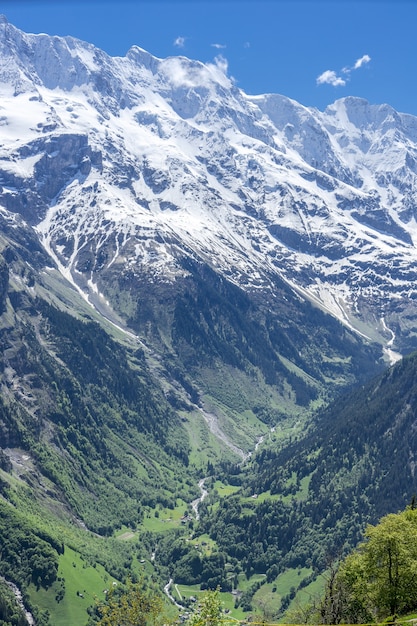 Uma vista das montanhas e do vale perto de Lauterbrunnen