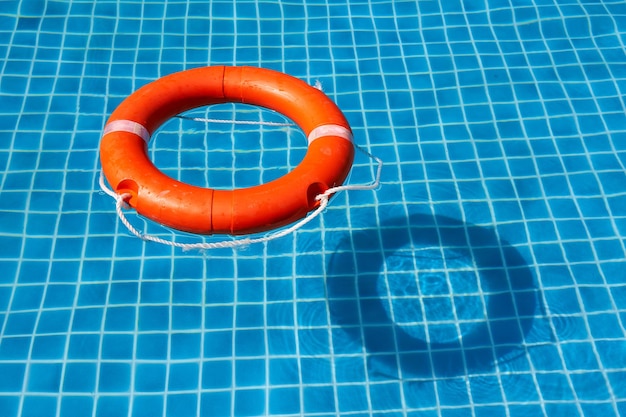 Uma vista de cima da piscina em que o colete salva-vidas é jogado
