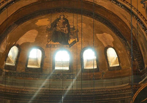 Uma vista de dentro para a cúpula da mesquita Hagia Sophia com uma foto do ícone Turquia Istambul