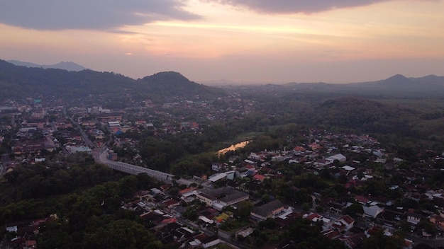 Uma vista de uma cidade com uma montanha ao fundo