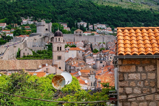 Uma vista de uma cidade de uma colina