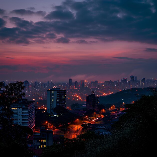 Uma vista de uma cidade no crepúsculo