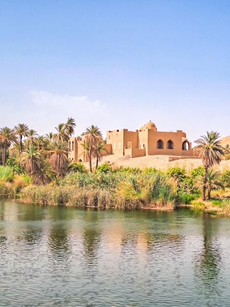 Uma vista de uma cidade tradicional no rio Nilo perto de Luxor, no Egito
