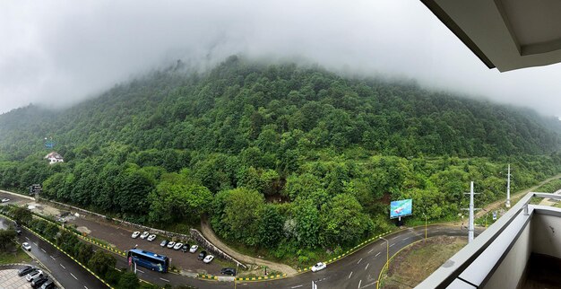 Uma vista de uma estrada e um ônibus do topo de uma colina.