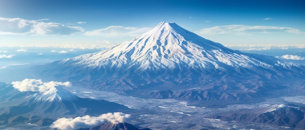 uma vista de uma montanha a partir do avião