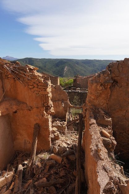 Uma vista de uma ruína com uma montanha ao fundo