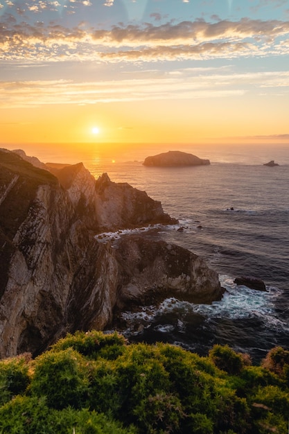 Uma vista deslumbrante da costa do Oceano Atlântico perto de Cabo de Penas ao pôr-do-sol