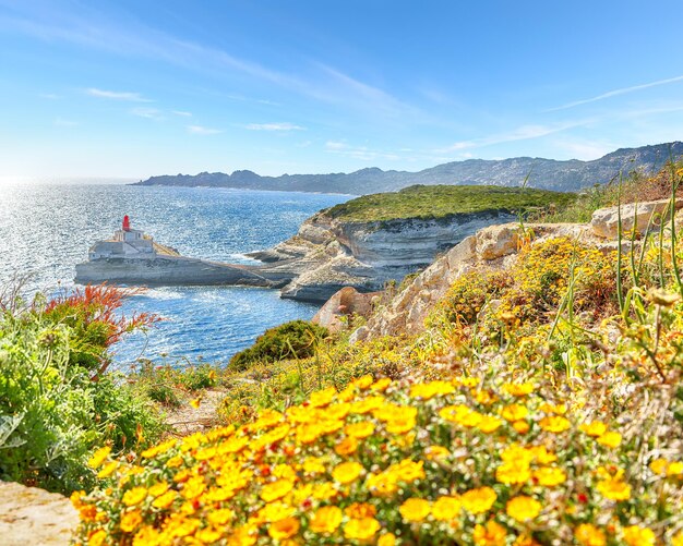 Uma vista deslumbrante do farol perto da cidade velha de bonifacio