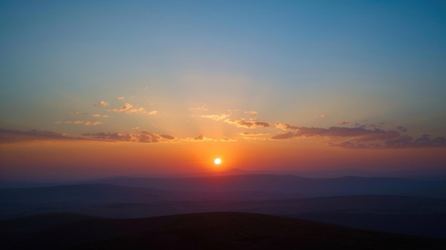 Uma vista deslumbrante do pôr-do-sol no horizonte durante o solstício de verão