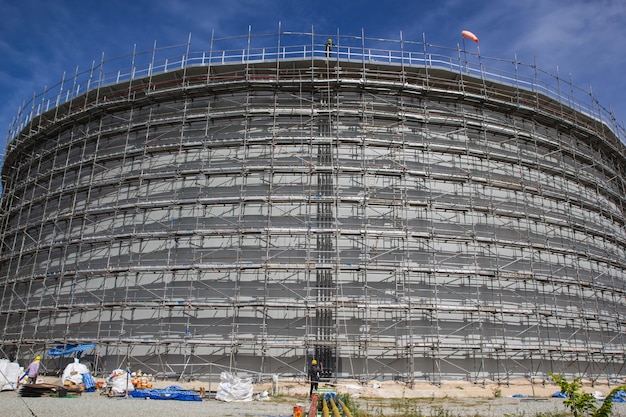 Foto uma vista do andaime para a construção do tanque de armazenamento de óleo