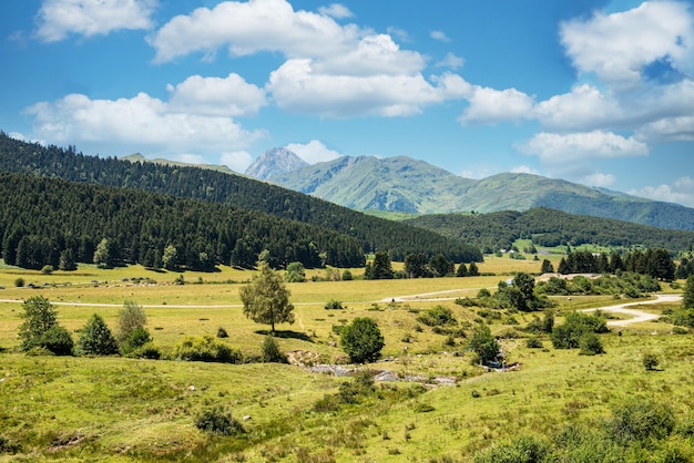 Uma vista do campo com as montanhas dos pirenéus