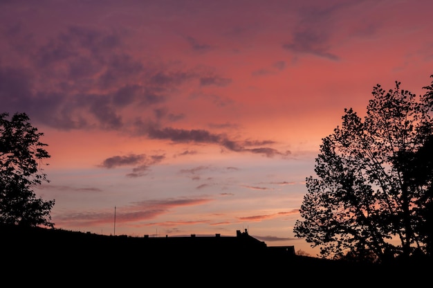 Foto uma vista do céu sobre a cidade paisagem do pôr do sol