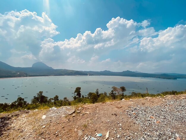 Foto uma vista do lago da colina