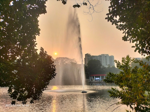 Uma vista do lago do parque