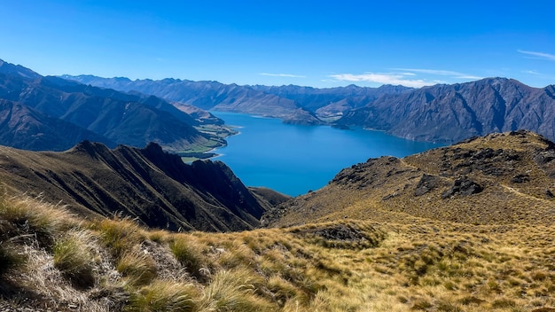 Uma vista do lago Hawea do topo da montanha