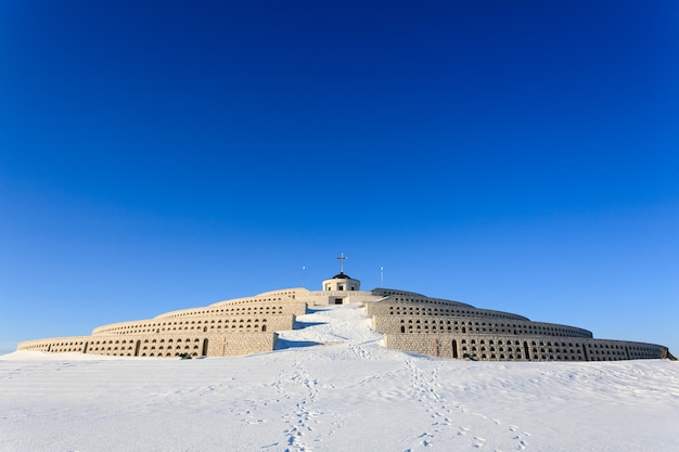 Uma vista do memorial da primeira guerra mundial de monte grappa, panorama de italy.winter.