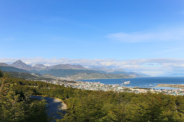 Uma vista do panorama para o porto e as montanhas da cidade de Ushuaia