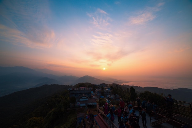 Uma vista do pôr do sol das montanhas de shimla