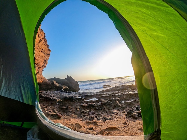 Foto uma vista do sol e do mar de uma tenda