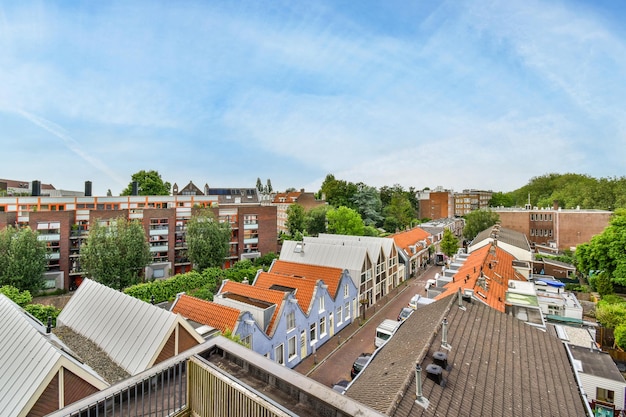 Uma vista dos telhados das casas em uma cidade