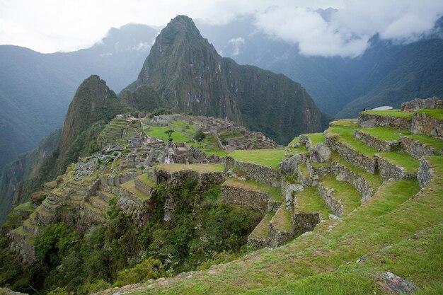 Foto uma vista dramática de machu picchu na névoa